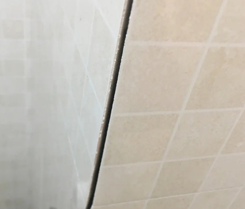 江北瓷砖空鼓维修公司分享阳台瓷砖脱落的修复过程可以分为以下几个步骤