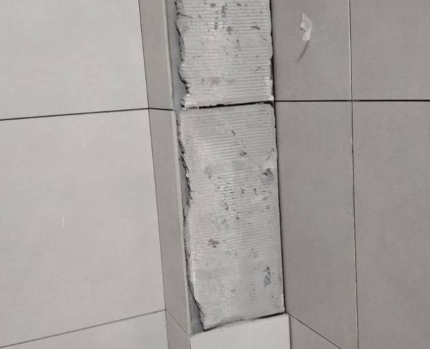江北瓷砖空鼓维修公司分享下瓷砖施工前基层浇水润湿程度不足，可能导致以下问题