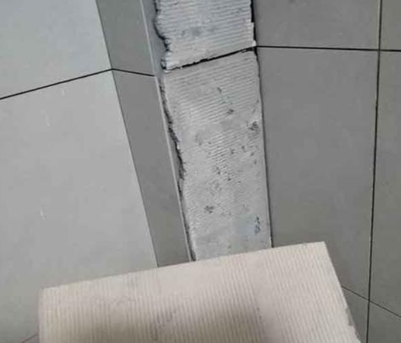江北瓷砖空鼓维修公司分享下厨房瓷砖脱落的补救措施。